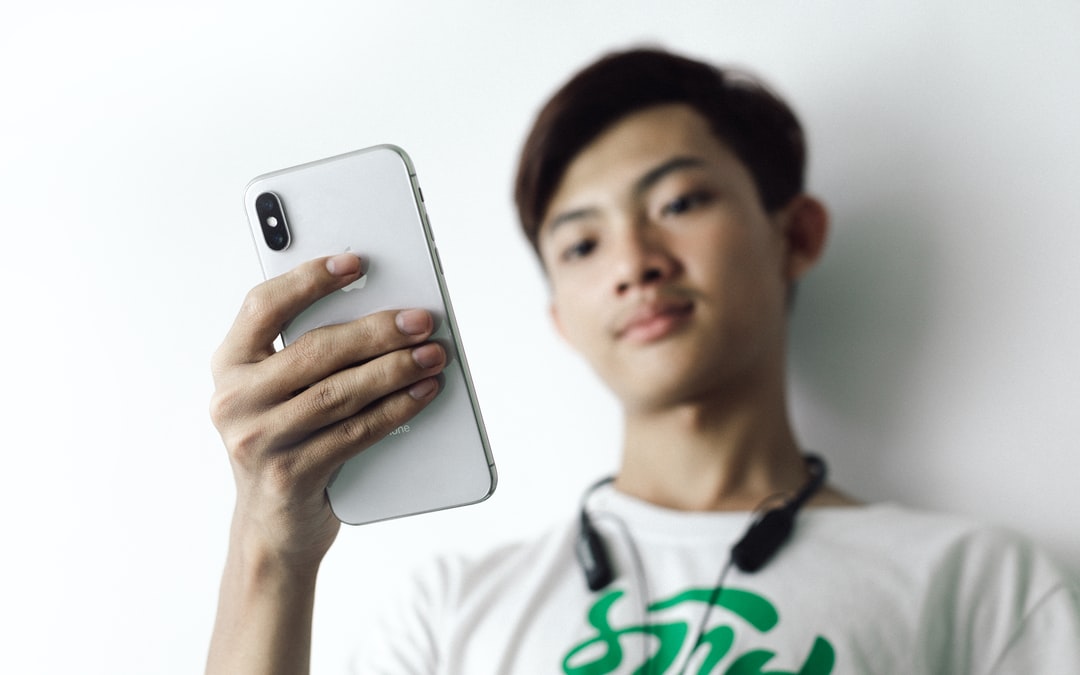 谁用微笑假装自己不悲伤