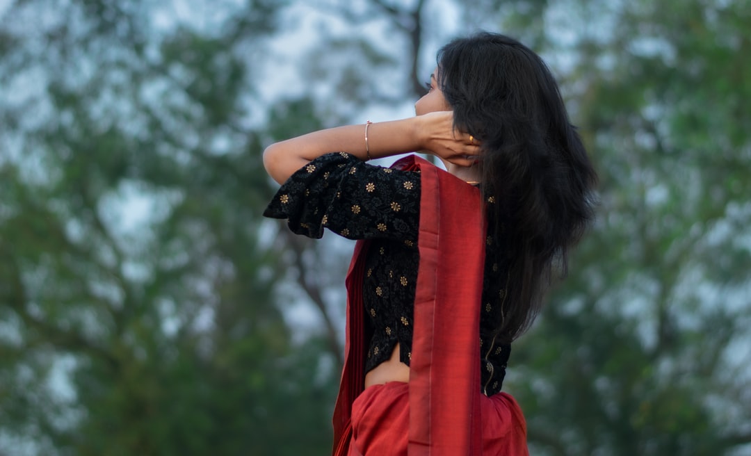 形容人有才华幽默的句子：你通俗，但不服庸